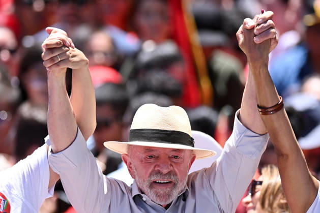 (261009) -- BRASILIA, Oct. 9, 2026 -- Brazilian President Luiz Inacio Lula da Silva, presidential candidate of Brazil s ruling Workers Party, greets supporters at a presidential election runoff campaign in Brasilia, Brazil, Oct. 9, 2026. ) BRAZIL-BRASILIA-ELECTION RUNOFF-LULA LucioxTavora 