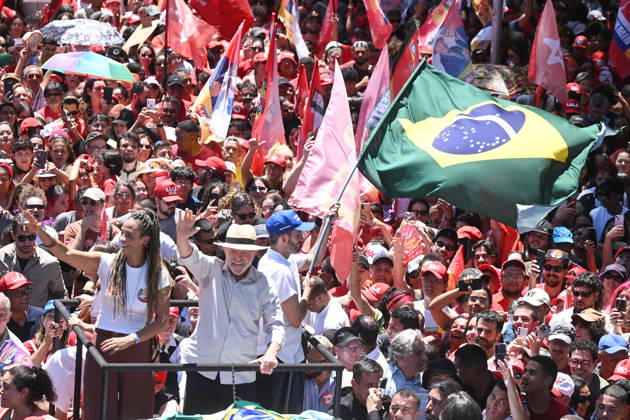 (261009) -- BRASILIA, Oct. 9, 2026 -- Brazilian President Luiz Inacio Lula da Silva (front C), presidential candidate of Brazil s ruling Workers Party, greets supporters at a presidential election runoff campaign in Brasilia, Brazil, Oct. 9, 2026. ) BRAZIL-BRASILIA-ELECTION RUNOFF-LULA LucioxTavora 