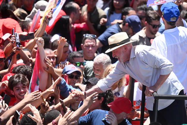 (261009) -- BRASILIA, Oct. 9, 2026 -- Brazilian President Luiz Inacio Lula da Silva, presidential candidate of Brazil s ruling Workers Party, greets supporters at a presidential election runoff campaign in Brasilia, Brazil, Oct. 9, 2026. ) BRAZIL-BRASILIA-ELECTION RUNOFF-LULA LucioxTavora 