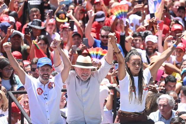(261009) -- BRASILIA, Oct. 9, 2026 -- Brazilian President Luiz Inacio Lula da Silva (C), presidential candidate of Brazil s ruling Workers Party, greets supporters at a presidential election runoff campaign in Brasilia, Brazil, Oct. 9, 2026. ) BRAZIL-BRASILIA-ELECTION RUNOFF-LULA LucioxTavora 