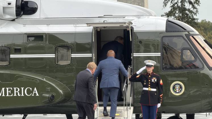 US President Trump departs White House by helicopter with Mike Tyson WASHINGTON, D.C., UNITED STATES - OCTOBER 9: US President Donald Trump departs the White House by helicopter with former heavyweight boxing champion Mike Tyson as part of his midterm election campaign activities, in Washington, DC, on October 9, 2026. Can Hasasu Anadolu Washington, DC United States. Editorial use only. Please get in touch for any other usage.  Copyright: x2026xAnadoluxCanxHasasux