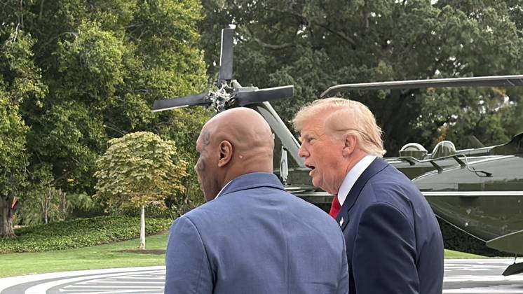 US President Trump departs White House by helicopter with Mike Tyson WASHINGTON, D.C., UNITED STATES - OCTOBER 9: US President Donald Trump departs the White House by helicopter with former heavyweight boxing champion Mike Tyson as part of his midterm election campaign activities, in Washington, DC, on October 9, 2026. Can Hasasu Anadolu Washington, DC United States. Editorial use only. Please get in touch for any other usage.  Copyright: x2026xAnadoluxCanxHasasux