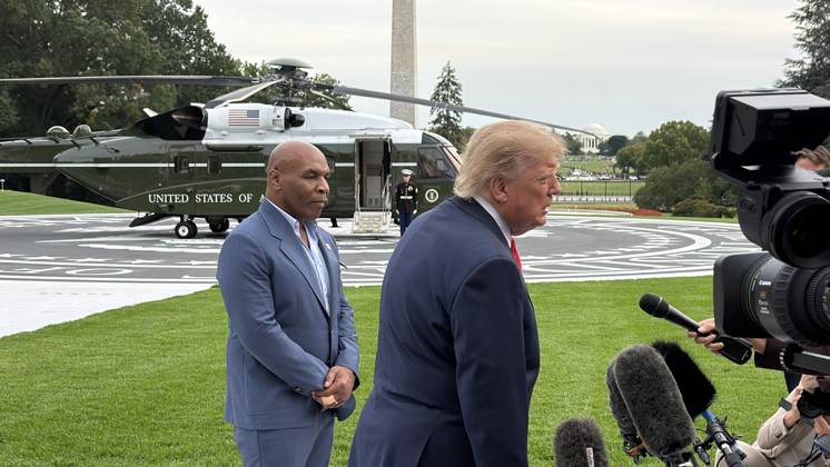 US President Trump departs White House by helicopter with Mike Tyson WASHINGTON, D.C., UNITED STATES - OCTOBER 9: US President Donald Trump departs the White House by helicopter with former heavyweight boxing champion Mike Tyson as part of his midterm election campaign activities, in Washington, DC, on October 9, 2026. Can Hasasu Anadolu Washington, DC United States. Editorial use only. Please get in touch for any other usage.  Copyright: x2026xAnadoluxCanxHasasux
