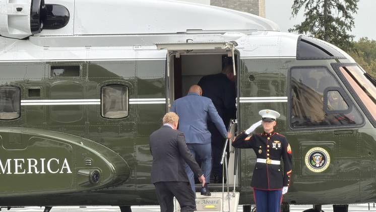US President Trump departs White House by helicopter with Mike Tyson WASHINGTON, D.C., UNITED STATES - OCTOBER 9: US President Donald Trump departs the White House by helicopter with former heavyweight boxing champion Mike Tyson as part of his midterm election campaign activities, in Washington, DC, on October 9, 2026. Can Hasasu Anadolu Washington, DC United States. Editorial use only. Please get in touch for any other usage.  Copyright: x2026xAnadoluxCanxHasasux
