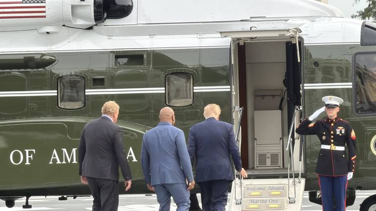 US President Trump departs White House by helicopter with Mike Tyson WASHINGTON, D.C., UNITED STATES - OCTOBER 9: US President Donald Trump departs the White House by helicopter with former heavyweight boxing champion Mike Tyson as part of his midterm election campaign activities, in Washington, DC, on October 9, 2026. Can Hasasu Anadolu Washington, DC United States. Editorial use only. Please get in touch for any other usage.  Copyright: x2026xAnadoluxCanxHasasux