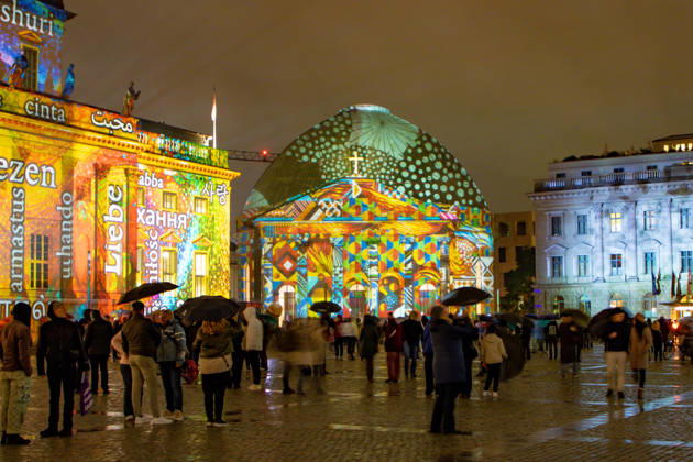 Festival of Lights 2026 Festival of Lights ** NUR FÜR REDAKTIONELLE ZWECKE ** EDITORIAL USE ONLY ** Festival of Lights 2026 am Bebelplatz mit der Juristischen Fakultät, Der Staatsoper, dem Hotel de Rome und der St. Hedwigs Kathedrale Berlin Berlin Deutschland _H0A7427