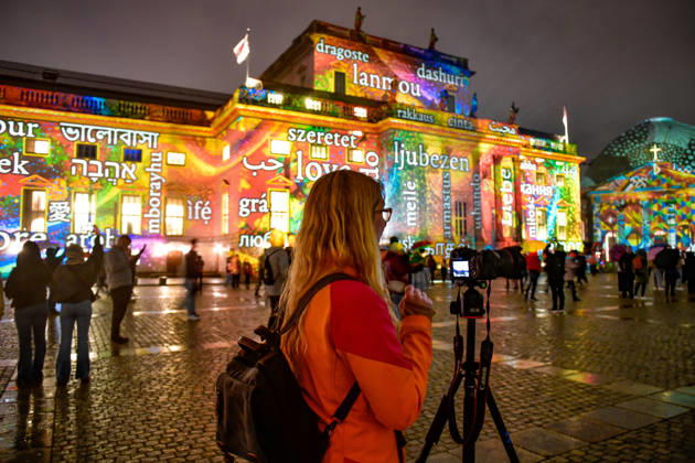 Festival of Lights 2026 Festival of Lights ** NUR FÜR REDAKTIONELLE ZWECKE ** EDITORIAL USE ONLY ** Festival of Lights 2026 am Bebelplatz mit der Juristischen Fakultät, Der Staatsoper, dem Hotel de Rome und der St. Hedwigs Kathedrale Berlin Berlin Deutschland _JK16872