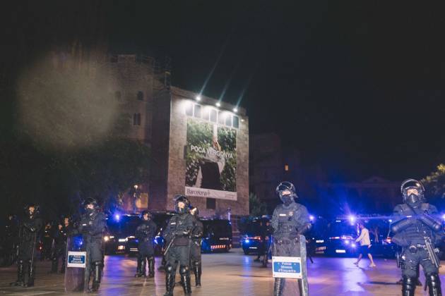 October 9, 2026, Barcelona, Catalonia, Spain: Mossos d Esquadra riot police officers stand guard in Placa Nova, next to Barcelona Cathedral, as the march passes. More than a thousand people gathered in Placa Universitat in Barcelona on the evening of October 9, 2026, at a housing rights protest called by tenants and housing unions, including the Sindicat de Llogateres, under the slogan For Olga and Maricarmen: the housing business kills . The protest honoured MARICARMEN, an 87-year-old woman who died in a Madrid hospital on October 7, two weeks after being evicted from the rented flat where she had lived since 1956, and OLGA, a woman from L Hospitalet de Llobregat who took her own life after being evicted. The unions are calling a gener - ZUMAs392 20261009_zip_s392_006 Copyright: xFabianxSuspensivox