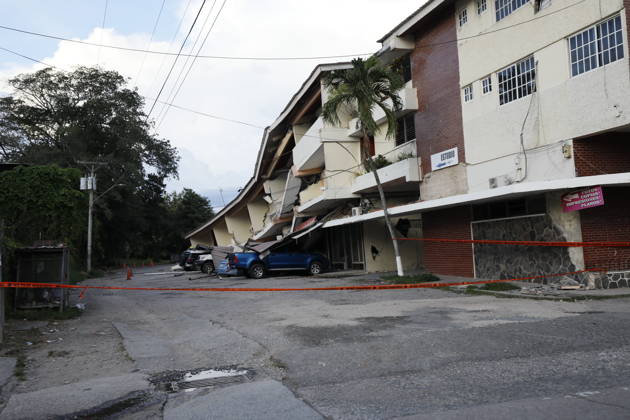 (261009) -- PENONOME(PANAMA), Oct. 9, 2026 -- A collapsed building and damaged vehicles are pictured after an earthquake in Penonome, central Cocle Province of Panama, Oct. 9, 2026. A major earthquake struck Panama on Friday. (Photo by Xinhua) PANAMA-PENONOME-EARTHQUAKE DanielxGonzalez 