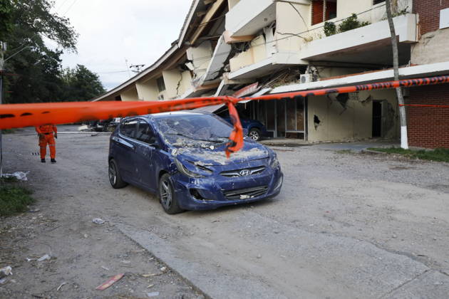(261009) -- PENONOME(PANAMA), Oct. 9, 2026 -- A collapsed building and a damaged vehicle are pictured after an earthquake in Penonome, central Cocle Province of Panama, Oct. 9, 2026. A major earthquake struck Panama on Friday. (Photo by Xinhua) PANAMA-PENONOME-EARTHQUAKE DanielxGonzalez 