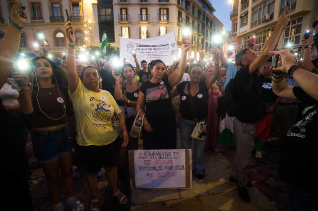 Protest in memory of Maricarmen in Malaga - 09 Oct 2026 Protesters are seen lighting their mobile phones during a tribute and minute of silence in memory of Maricarmen Abascal, the 87-year-old woman who was evicted of her house and died in hospital a few days later. Thousands of people demand decent housing and to continue with the legacy of Maricarmen Abascal. Spain’s housing crisis has forced people to take to the streets, urging the Spanish government to take action and implement effective policies to regulate housing prices and protect vulnerable people. Malaga Spain Copyright: xJesusxMeridax xSOPAxImagesx 09102026_JMERIDA1-13