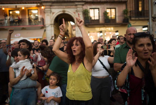 Protest in memory of Maricarmen in Malaga - 09 Oct 2026 A protester is seen chanting slogans during a tribute and minute of silence in memory of Maricarmen Abascal, the 87-year-old woman who was evicted of her house and died in hospital a few days later. Thousands of people demand decent housing and to continue with the legacy of Maricarmen Abascal. Spain’s housing crisis has forced people to take to the streets, urging the Spanish government to take action and implement effective policies to regulate housing prices and protect vulnerable people. Malaga Spain Copyright: xJesusxMeridax xSOPAxImagesx 09102026_JMERIDA1-7