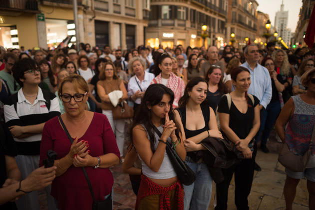 Protest in memory of Maricarmen in Malaga - 09 Oct 2026 Protesters are seen during a tribute and minute of silence in memory of Maricarmen Abascal, the 87-year-old woman who was evicted of her house and died in hospital a few days later. Thousands of people demand decent housing and to continue with the legacy of Maricarmen Abascal. Spain’s housing crisis has forced people to take to the streets, urging the Spanish government to take action and implement effective policies to regulate housing prices and protect vulnerable people. Malaga Spain Copyright: xJesusxMeridax xSOPAxImagesx 09102026_JMERIDA1-8