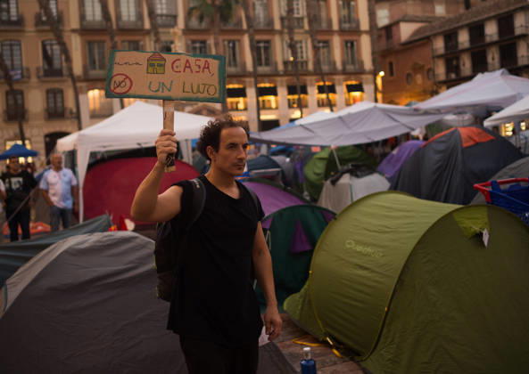 Protest in memory of Maricarmen in Malaga - 09 Oct 2026 A protester is seen holding a placard that says: A house is not a luxury during a tribute and minute of silence in memory of Maricarmen Abascal, the 87-year-old woman who was evicted of her house and died in hospital a few days later. Thousands of people demand decent housing and to continue with the legacy of Maricarmen Abascal. Spain’s housing crisis has forced people to take to the streets, urging the Spanish government to take action and implement effective policies to regulate housing prices and protect vulnerable people. Malaga Spain Copyright: xJesusxMeridax xSOPAxImagesx 09102026_JMERIDA1-9