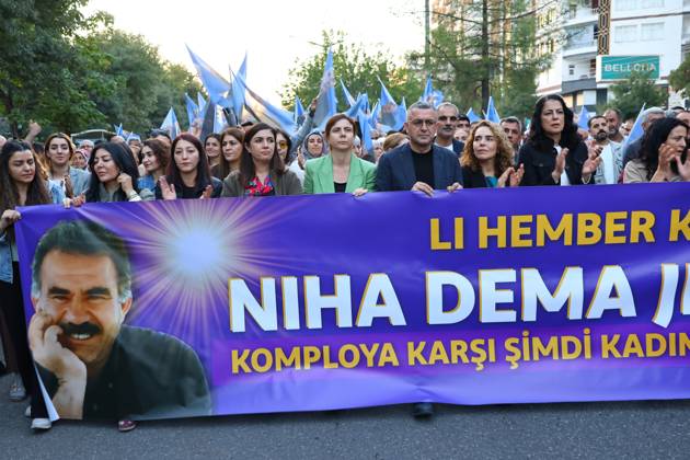 The anniversary of PKK leader Abdullah Ocalan s expulsion from Syria was protested in Diyarbakir, Turkey - 09 Oct 2026 Protesters are seen carrying a banner featuring a photograph of PKK leader Abdullah Ocalan during the protest. A protest was held in the city of Diyarbakir in Turkey, by the Peoples Equality and Democracy Party (DEM Party) and various Kurdish organizations and parties to mark the anniversary of PKK leader Abdullah Ocalan’s expulsion from Syria on October 9, 1998. Ocalan, the leader of the armed Kurdish organization the Kurdistan Workers Party (PKK), was captured in Kenya, taken to Turkey, and arrested after being expelled from Syria. Imprisoned for 27 years, Ocalan has been conducting peace talks with the Turkish state fo Copyright: xMehmetxMasumxSuerx xSOPAxImagesx ocln03_MMSuer