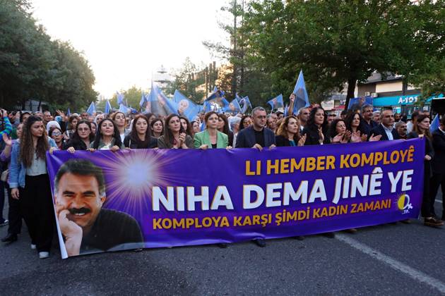 The anniversary of PKK leader Abdullah Ocalan s expulsion from Syria was protested in Diyarbakir, Turkey - 09 Oct 2026 Demonstrators hold a banner reading Now is the time for women against the conspiracy during the march. A protest was held in the city of Diyarbakir in Turkey, by the Peoples Equality and Democracy Party (DEM Party) and various Kurdish organizations and parties to mark the anniversary of PKK leader Abdullah Ocalan’s expulsion from Syria on October 9, 1998. Ocalan, the leader of the armed Kurdish organization the Kurdistan Workers Party (PKK), was captured in Kenya, taken to Turkey, and arrested after being expelled from Syria. Imprisoned for 27 years, Ocalan has been conducting peace talks with the Turkish state for the Copyright: xMehmetxMasumxSuerx xSOPAxImagesx ocln16_MMSuer