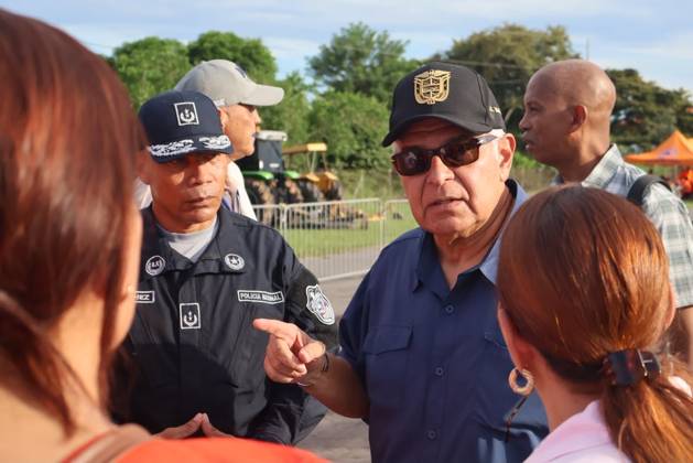 (261010) -- PANAMA CITY, Oct. 10, 2026 -- Panamanian President Jose Raul Mulino (3rd R) arrives at the quake-ravaged Penonome in central Cocle Province of Panama, Oct. 9, 2026. A powerful earthquake and a series of strong aftershocks rattled Panama on Friday, sending residents into the streets, disrupting water supplies and briefly halting flights as the government mobilized emergency personnel and resources. The University of Panama s Institute of Geosciences measured the initial quake at magnitude 7.2. It struck at 12:56 p.m. local time (1756 GMT) at a depth of 4 kilometers. By 5:30 p.m. local time, more than 40 earthquakes had been recorded, including over a dozen with magnitudes above 5.0. A quake at 3:25 p.m. had a magnitude of 6.9. 