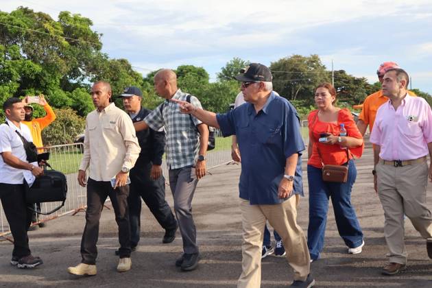 (261010) -- PANAMA CITY, Oct. 10, 2026 -- Panamanian President Jose Raul Mulino (4th R) arrives at the quake-ravaged Penonome in central Cocle Province of Panama, Oct. 9, 2026. A powerful earthquake and a series of strong aftershocks rattled Panama on Friday, sending residents into the streets, disrupting water supplies and briefly halting flights as the government mobilized emergency personnel and resources. The University of Panama s Institute of Geosciences measured the initial quake at magnitude 7.2. It struck at 12:56 p.m. local time (1756 GMT) at a depth of 4 kilometers. By 5:30 p.m. local time, more than 40 earthquakes had been recorded, including over a dozen with magnitudes above 5.0. A quake at 3:25 p.m. had a magnitude of 6.9. 