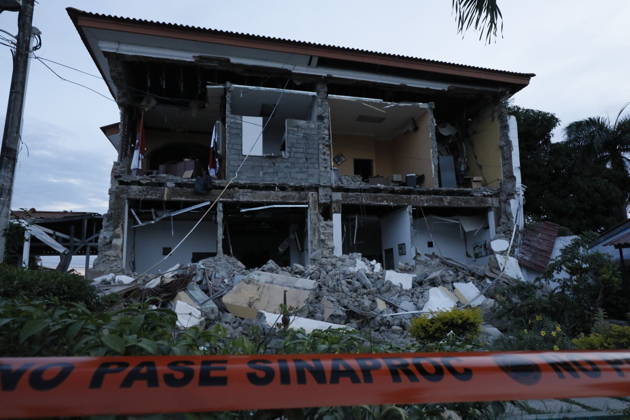 (261010) -- PANAMA CITY, Oct. 10, 2026 -- This photo taken on Oct. 9, 2026 shows a damaged building after a strong earthquake in Penonome, central Cocle Province of Panama. A powerful earthquake and a series of strong aftershocks rattled Panama on Friday, sending residents into the streets, disrupting water supplies and briefly halting flights as the government mobilized emergency personnel and resources. The University of Panama s Institute of Geosciences measured the initial quake at magnitude 7.2. It struck at 12:56 p.m. local time (1756 GMT) at a depth of 4 kilometers. By 5:30 p.m. local time, more than 40 earthquakes had been recorded, including over a dozen with magnitudes above 5.0. A quake at 3:25 p.m. had a magnitude of 6.9. (Ph 
