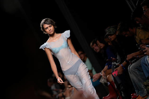 Lisbon Fashion Week in Lisboa, Portugal - 09 Oct 2026 A model walks the runway during Francisca Nabinho fashion show at ModaLisboa Priority, Lisbon Fashion Week in Lisboa. Lisbon Portugal Copyright: xBrunoxdexCarvalhox xSOPAxImagesx brunodecarvalho_modalisboapriority-1450