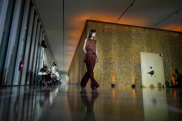 Lisbon Fashion Week in Lisboa, Portugal - 09 Oct 2026 A model walks the runway during Luis Carvalho fashion show at ModaLisboa Priority, Lisbon Fashion Week in Lisboa. Lisbon Portugal Copyright: xBrunoxdexCarvalhox xSOPAxImagesx brunodecarvalho_modalisboapriority-1650