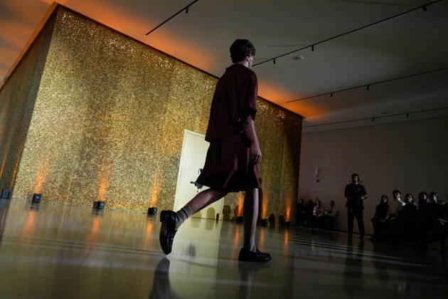 Lisbon Fashion Week in Lisboa, Portugal - 09 Oct 2026 A model walks the runway during Luis Carvalho fashion show at ModaLisboa Priority, Lisbon Fashion Week in Lisboa. Lisbon Portugal Copyright: xBrunoxdexCarvalhox xSOPAxImagesx brunodecarvalho_modalisboapriority-1668