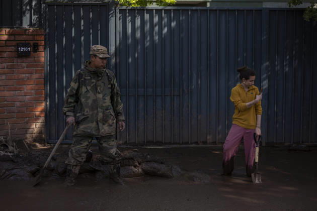 Municipal staff, army personnel, neighbors, and volunteers are working on removing mud and debris in San Carlos de Apoquindo area, Las Condes. Santiago de Chile, on October 9, 2026. The clearing tasks began after the violent mudslide that occurred on Thursday afternoon October 8 for the heavy rains in spring, an emergency that led the government to declare a disaster zone due to the severe damage to homes and infrastructure. Santiago Chile Copyright: xClaudioxAbarcaxSandovalx