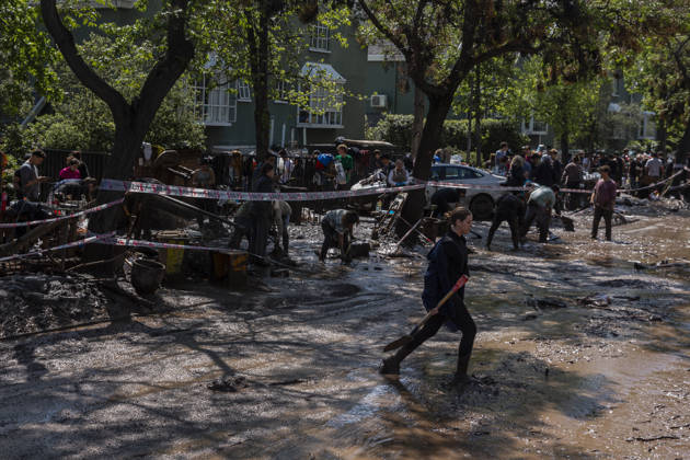 Municipal staff, army personnel, neighbors, and volunteers are working on removing mud and debris in San Carlos de Apoquindo area, Las Condes. Santiago de Chile, on October 9, 2026. The clearing tasks began after the violent mudslide that occurred on Thursday afternoon October 8 for the heavy rains in spring, an emergency that led the government to declare a disaster zone due to the severe damage to homes and infrastructure. Santiago Chile Copyright: xClaudioxAbarcaxSandovalx