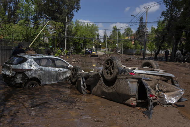 Municipal staff, army personnel, neighbors, and volunteers are working on removing mud and debris in San Carlos de Apoquindo area, Las Condes. Santiago de Chile, on October 9, 2026. The clearing tasks began after the violent mudslide that occurred on Thursday afternoon October 8 for the heavy rains in spring, an emergency that led the government to declare a disaster zone due to the severe damage to homes and infrastructure. Santiago Chile Copyright: xClaudioxAbarcaxSandovalx