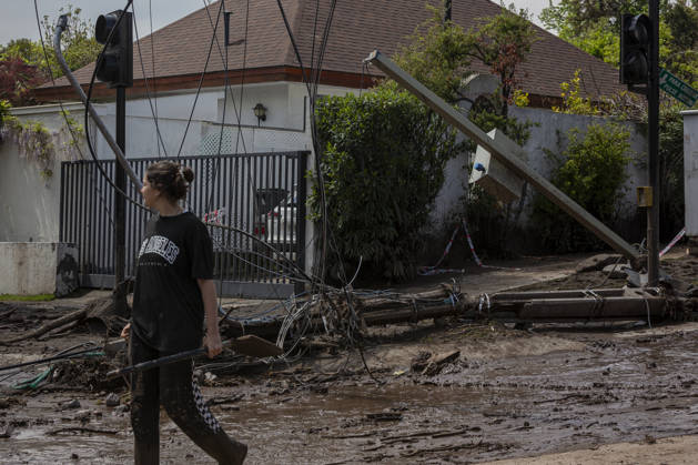 Municipal staff, army personnel, neighbors, and volunteers are working on removing mud and debris in San Carlos de Apoquindo area, Las Condes. Santiago de Chile, on October 9, 2026. The clearing tasks began after the violent mudslide that occurred on Thursday afternoon October 8 for the heavy rains in spring, an emergency that led the government to declare a disaster zone due to the severe damage to homes and infrastructure. Santiago Chile Copyright: xClaudioxAbarcaxSandovalx