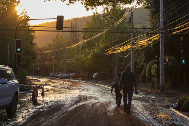 Municipal staff, army personnel, neighbors, and volunteers are working on removing mud and debris in San Carlos de Apoquindo area, Las Condes. Santiago de Chile, on October 9, 2026. The clearing tasks began after the violent mudslide that occurred on Thursday afternoon October 8 for the heavy rains in spring, an emergency that led the government to declare a disaster zone due to the severe damage to homes and infrastructure. Santiago Chile Copyright: xClaudioxAbarcaxSandovalx