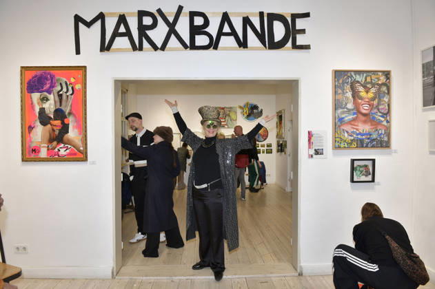 Sylke Bach bei der Vernissage der 4. Pop-up-Ausstellung der M.A.R.X.-Bande in der Galerie GlogauAIR. Berlin, 09.10.2026