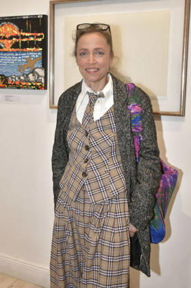 Anna Thalbach bei der Vernissage der 4. Pop-up-Ausstellung der M.A.R.X.-Bande in der Galerie GlogauAIR. Berlin, 09.10.2026