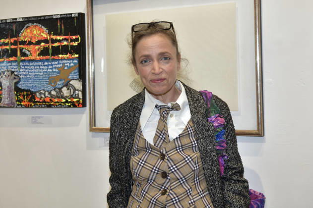 Anna Thalbach bei der Vernissage der 4. Pop-up-Ausstellung der M.A.R.X.-Bande in der Galerie GlogauAIR. Berlin, 09.10.2026