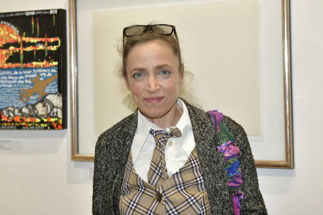 Anna Thalbach bei der Vernissage der 4. Pop-up-Ausstellung der M.A.R.X.-Bande in der Galerie GlogauAIR. Berlin, 09.10.2026