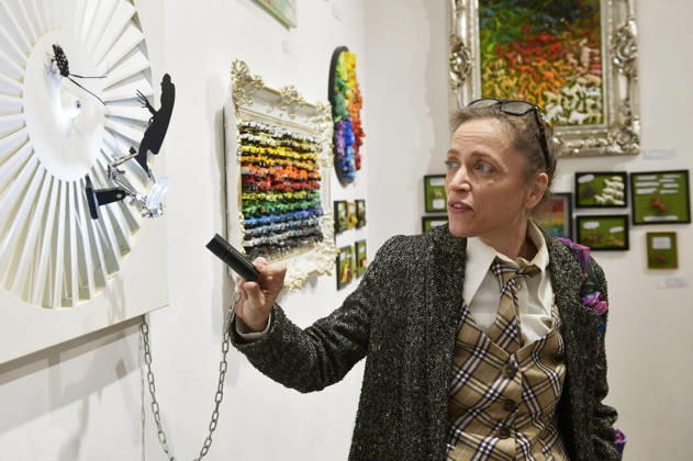 Anna Thalbach bei der Vernissage der 4. Pop-up-Ausstellung der M.A.R.X.-Bande in der Galerie GlogauAIR. Berlin, 09.10.2026