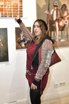 Mallie Hellmer bei der Vernissage der 4. Pop-up-Ausstellung der M.A.R.X.-Bande in der Galerie GlogauAIR. Berlin, 09.10.2026