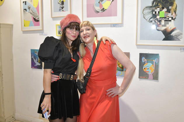 Lore Richter und Lady electric bei der Vernissage der 4. Pop-up-Ausstellung der M.A.R.X.-Bande in der Galerie GlogauAIR. Berlin, 09.10.2026