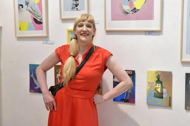 Lady electric bei der Vernissage der 4. Pop-up-Ausstellung der M.A.R.X.-Bande in der Galerie GlogauAIR. Berlin, 09.10.2026