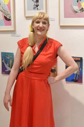 Lady electric bei der Vernissage der 4. Pop-up-Ausstellung der M.A.R.X.-Bande in der Galerie GlogauAIR. Berlin, 09.10.2026