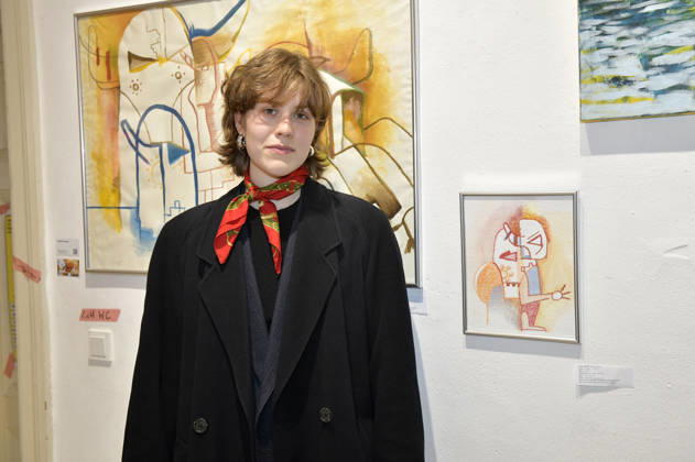 Marietta Krampitz bei der Vernissage der 4. Pop-up-Ausstellung der M.A.R.X.-Bande in der Galerie GlogauAIR. Berlin, 09.10.2026