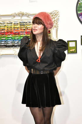 Lore Richter bei der Vernissage der 4. Pop-up-Ausstellung der M.A.R.X.-Bande in der Galerie GlogauAIR. Berlin, 09.10.2026