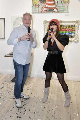 Stefan Pinnow und Lore Richter bei der Vernissage der 4. Pop-up-Ausstellung der M.A.R.X.-Bande in der Galerie GlogauAIR. Berlin, 09.10.2026