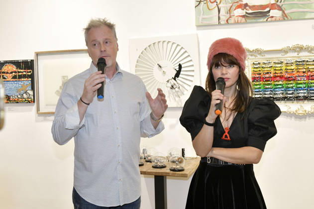 Stefan Pinnow und Lore Richter bei der Vernissage der 4. Pop-up-Ausstellung der M.A.R.X.-Bande in der Galerie GlogauAIR. Berlin, 09.10.2026