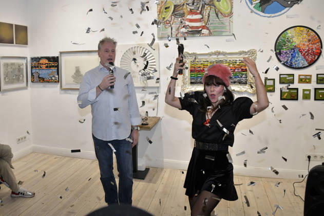 Stefan Pinnow und Lore Richter bei der Vernissage der 4. Pop-up-Ausstellung der M.A.R.X.-Bande in der Galerie GlogauAIR. Berlin, 09.10.2026