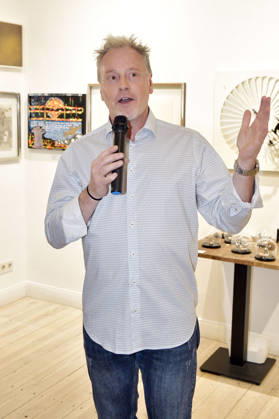 Stefan Pinnow bei der Vernissage der 4. Pop-up-Ausstellung der M.A.R.X.-Bande in der Galerie GlogauAIR. Berlin, 09.10.2026