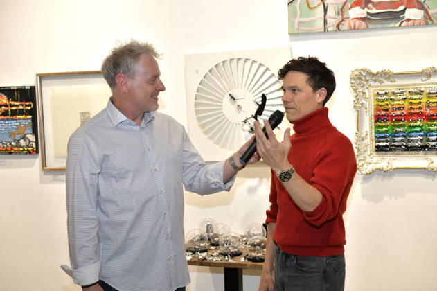 Stefan Pinnow und Sebastian Urzendowsky bei der Vernissage der 4. Pop-up-Ausstellung der M.A.R.X.-Bande in der Galerie GlogauAIR. Berlin, 09.10.2026