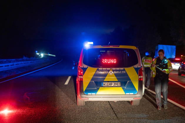 Lkw kommt von Fahrbahn ab Kradfahrer auf Seitenstreifen schwer verletzt Vollsperrung nach Unfall Am 09.10.2026 kam es gegen 20:45 Uhr auf der Autobahn 66 in Fahrtrichtung Frankfurt am Main zwischen den Anschlussstellen Wächtersbach und Gelnhausen-Ost bei Gelnhausen zu einem Verkehrsunfall. Nach bisherigen Erkenntnissen der Polizei kam ein Lastkraftwagen nach rechts von der Fahrbahn ab und stieß mit einem Kradfahrer zusammen, der auf dem Seitenstreifen neben seinem Zweirad gestanden haben soll. Eine Rettungswagenbesatzung versorgte den Schwerverletzten erst, ein Rettungshubschrauber wurde alarmiert. Während der Unfallaufnahme wurde die Autobahn voll gesperrt, ein Gutachter wurde hinzugezogen. Die Ermittlungen zum genauen Hergang d