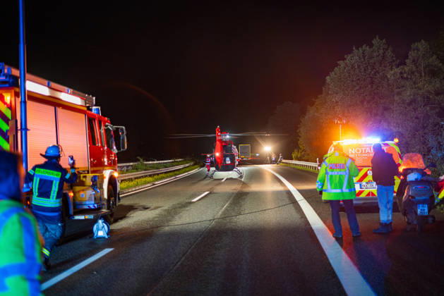 Lkw kommt von Fahrbahn ab Kradfahrer auf Seitenstreifen schwer verletzt Vollsperrung nach Unfall Am 09.10.2026 kam es gegen 20:45 Uhr auf der Autobahn 66 in Fahrtrichtung Frankfurt am Main zwischen den Anschlussstellen Wächtersbach und Gelnhausen-Ost bei Gelnhausen zu einem Verkehrsunfall. Nach bisherigen Erkenntnissen der Polizei kam ein Lastkraftwagen nach rechts von der Fahrbahn ab und stieß mit einem Kradfahrer zusammen, der auf dem Seitenstreifen neben seinem Zweirad gestanden haben soll. Eine Rettungswagenbesatzung versorgte den Schwerverletzten erst, ein Rettungshubschrauber wurde alarmiert. Während der Unfallaufnahme wurde die Autobahn voll gesperrt, ein Gutachter wurde hinzugezogen. Die Ermittlungen zum genauen Hergang d
