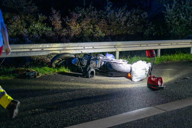 Lkw kommt von Fahrbahn ab Kradfahrer auf Seitenstreifen schwer verletzt Vollsperrung nach Unfall Am 09.10.2026 kam es gegen 20:45 Uhr auf der Autobahn 66 in Fahrtrichtung Frankfurt am Main zwischen den Anschlussstellen Wächtersbach und Gelnhausen-Ost bei Gelnhausen zu einem Verkehrsunfall. Nach bisherigen Erkenntnissen der Polizei kam ein Lastkraftwagen nach rechts von der Fahrbahn ab und stieß mit einem Kradfahrer zusammen, der auf dem Seitenstreifen neben seinem Zweirad gestanden haben soll. Eine Rettungswagenbesatzung versorgte den Schwerverletzten erst, ein Rettungshubschrauber wurde alarmiert. Während der Unfallaufnahme wurde die Autobahn voll gesperrt, ein Gutachter wurde hinzugezogen. Die Ermittlungen zum genauen Hergang d